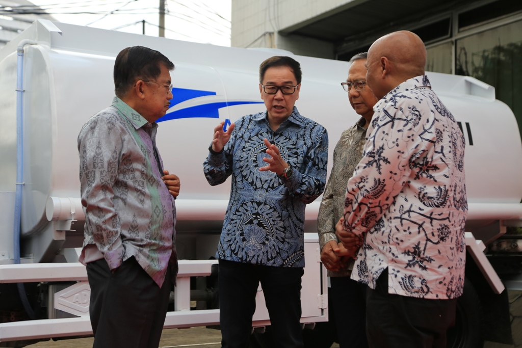 Astra Kembali Serahkan 10 Truk Tangki Air Untuk PMI